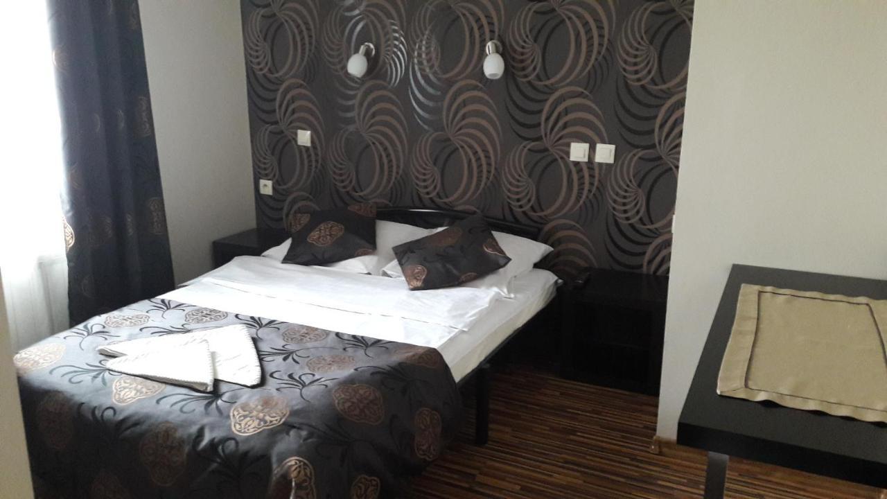 Maluch Hotel Tarczyn Eksteriør billede